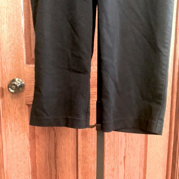 NEW LISTING! Croft & Barrow Stretch Capri - Picture 4 of 5